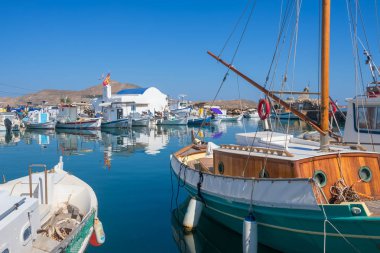 Balıkçı tekneleri limanda Naoussa, Paros Adası, Kiklad Adaları, Yunanistan