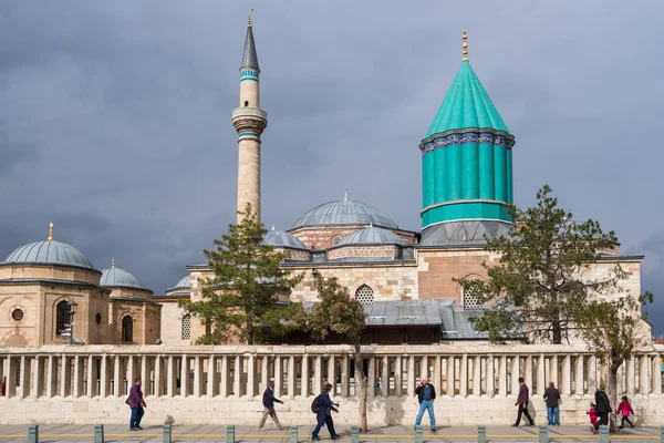 Konya Turecko Října 2018 Neznámí Turečtí Lidé Chodí Poblíž Mešity — Stock fotografie