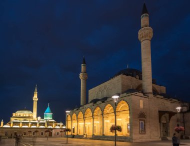 Konya 'nın eski kentinin merkezi Meydanı, arka planda Mevlana Müzesi ve gece Selimiye Camii, Türkiye