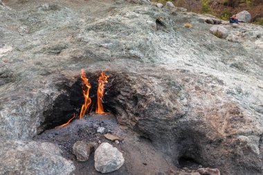 Alevleri Chimera Mount yeraltından. Kayalarda Çıralı, Türkiye'de doğal gaz--dan ateş.