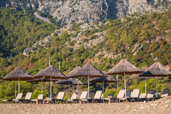 Plážové Slunečníky Lehátka Pláži Cirali Pobřeží Středozemního Moře Turecku — Stock fotografie