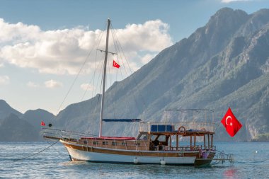 Akdeniz kıyısında ki Çıralı körfezinde geleneksel Türk gemisi, Türkiye