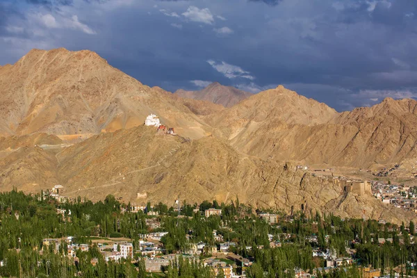 Tsemo Maitreya-tempel en Green Leh City, Ladakh, India — Stockfoto