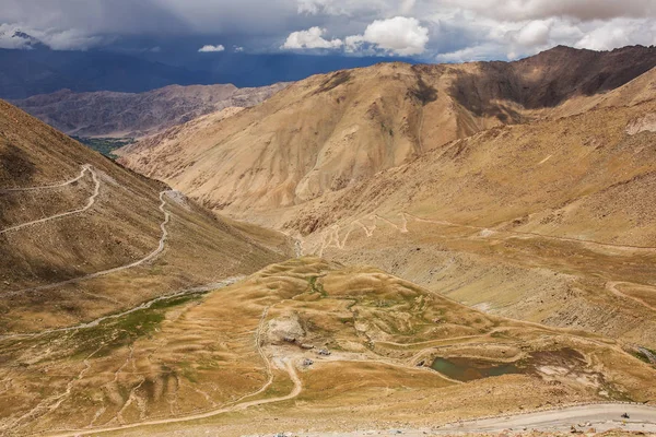 Camino de montaña que sube al paso en las montañas del Himalaya en Ladakh — Foto de Stock