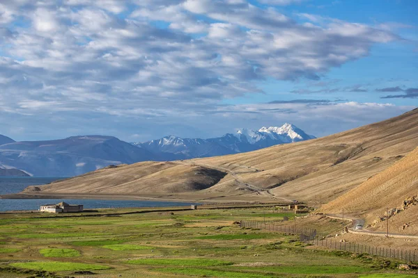 TSO Moriri Lake landschap in de buurt van Karzok dorp in Changtang plateau, Ladakh — Stockfoto