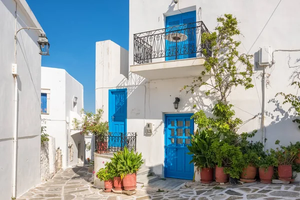 Vista de una calle estrecha en el casco antiguo de Naoussa, isla de Paros, Cícladas —  Fotos de Stock