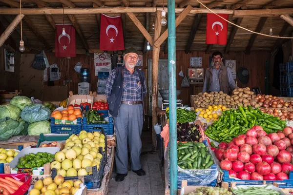 コンヤ市の彼の店で果物や野菜を販売する正体不明のトルコのセールスマン — ストック写真