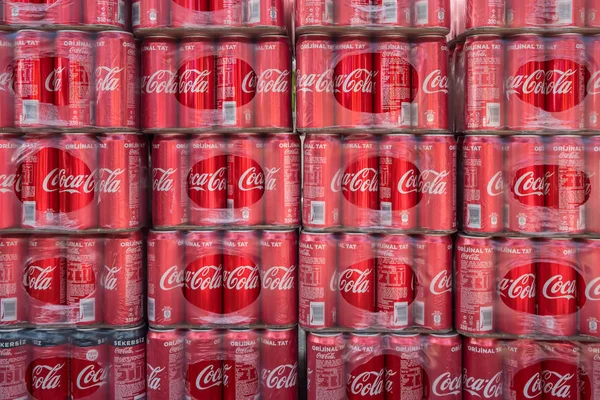 Embalagens de fundo latas Coca-Cola Classic — Fotografia de Stock