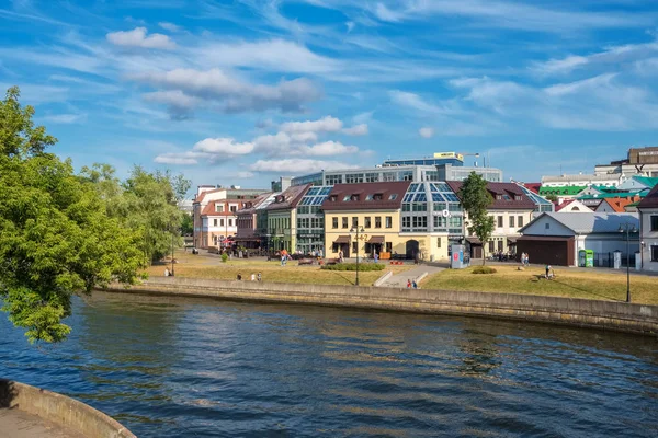 Vista de verão da famosa rua Zybickaja e do rio Svisloch no centro da cidade de Minsk, Bielorrússia — Fotografia de Stock