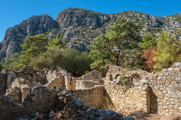 Ruínas lícias da antiga cidade de Olympos, na aldeia de Cirali, Turquia — Fotografia de Stock