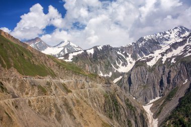 Srinagar ve Kargil arasında yüksek irtifa Zojila Pass, Hindistan