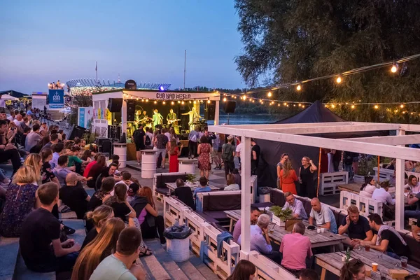 Varşova'da gece hayatı. Şehir merkezinde Wisla nehri kıyısında açık barda Müzik konseri — Stok fotoğraf