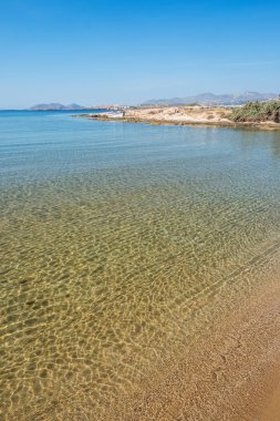 Paros adasında inanılmaz sakin su ile Kumlu plaj