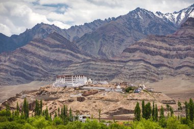 Arka planda Himalaya dağları olan Stakna gompa tapınağı Budist manastırı