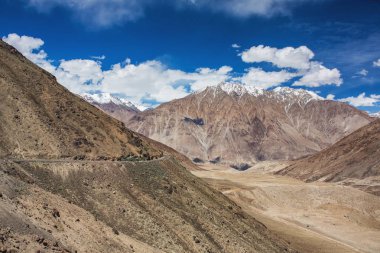 Himalaya dağlarında Nubra vadisinde dağ yolu.
