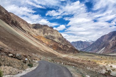 Ladakh Himalaya dağlarında dağ yolu, Hindistan