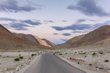 Alacakaranlıkta Himalaya dağlarında Pangong Tso gölüne Yol, Ladakh