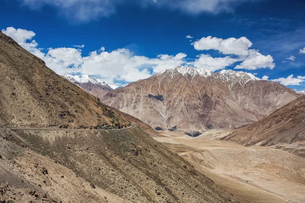 Camino de montaña en el valle de Nubra en las montañas del Himalaya . — Foto de Stock