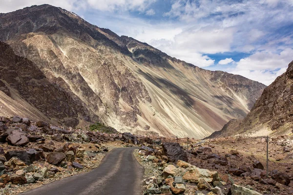 Camino de montaña en las montañas del Himalaya en Ladakh — Foto de Stock