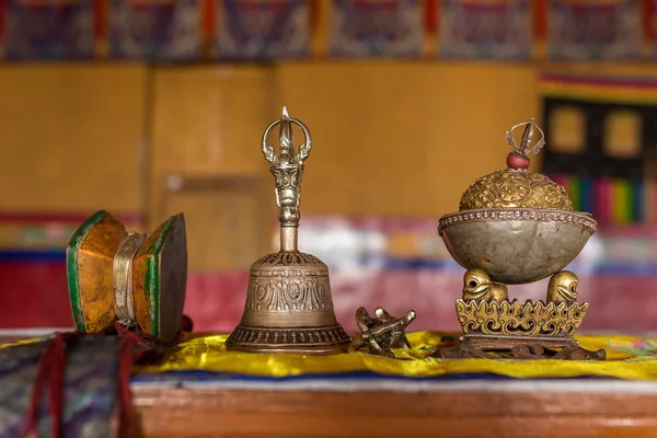 Gros plan sur les objets cérémoniels du monastère bouddhiste tibétain du Ladakh — Photo