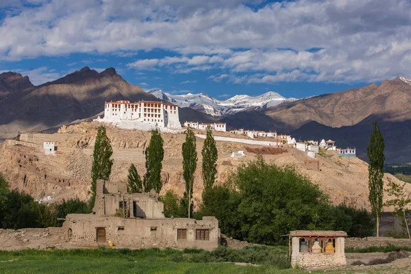 Arka planda Himalaya dağları olan Stakna gompa tapınağı Budist manastırı