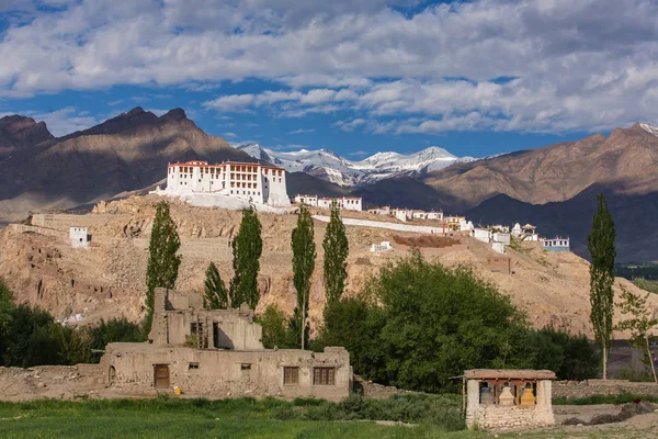 Arka planda Himalaya dağları olan Stakna gompa tapınağı Budist manastırı — Stok fotoğraf