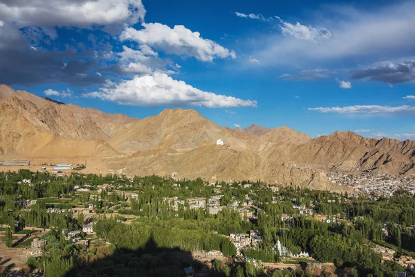Prachtig uitzicht op Leh City en Green Indus Valley, Ladakh, India. — Stockfoto