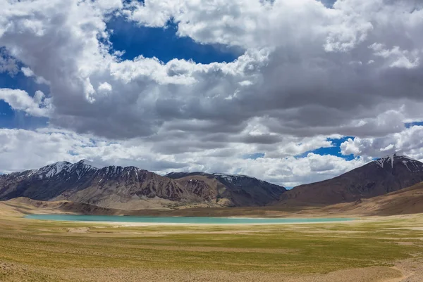 Beau paysage du lac Thadsangkaru Tso ou Kiagar Tso au Ladakh — Photo