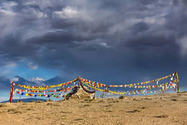 인도 라다크에서 티베트 불교기도 깃발이 있는 오래된 돌 단상. — 스톡 사진