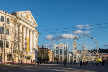 Ulusal Üniversite Kiev Mohyla Akademisi ve Kiev Kontraktova meydanında dönme dolap