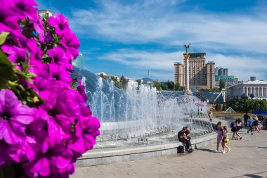 Ukrayna'nın başkenti Kiev'de güneşli bir günde Bağımsızlık Meydanı veya Maidan Nezalezhnosti üzerinde Çeşmeler