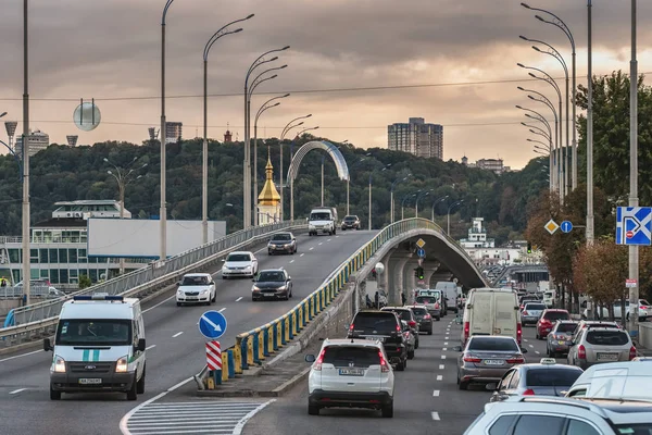 Blick auf den Stadtverkehr beim Coudy Day in der Innenstadt von Kyiv. — Stockfoto