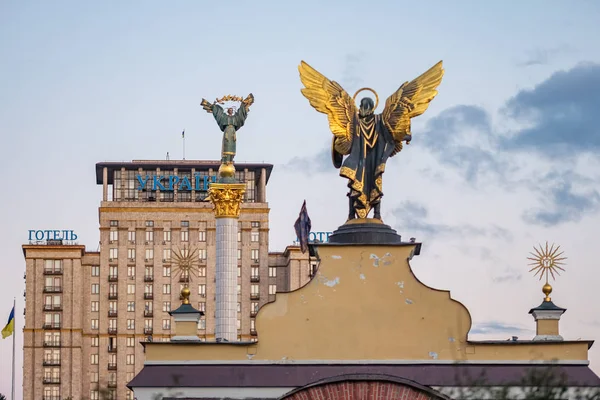 Statue of Berehynia, monument of Independence and statue of the Archangel Michael on Maidan square in Kyiv — Stock Photo, Image