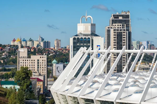 Paisaje urbano de Kiev con el techo del estadio olímpico —  Fotos de Stock