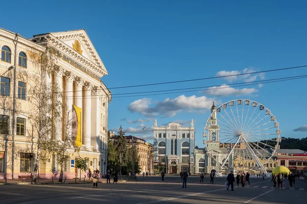 Εθνικό Πανεπιστήμιο Κιέβου Mohyla Ακαδημία και τροχός λούνα παρκ στην πλατεία Κοντρακόβα στο Κίεβο — Φωτογραφία Αρχείου