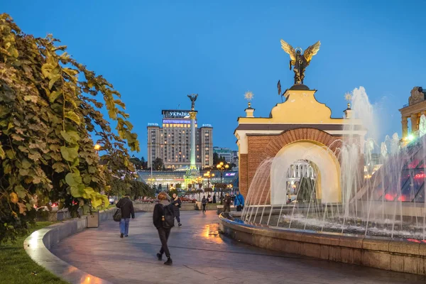 Fontane su Piazza Indipendenza Maidan Nezalezhnosti di notte a Kiev, capitale dell'Ucraina — Foto Stock