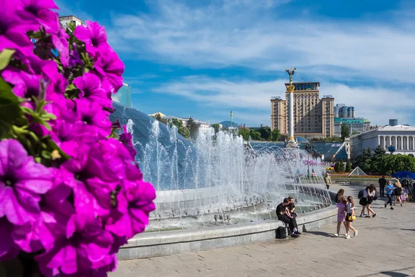 Fontaines sur la place de l'Indépendance ou Maidan Nezalezhnosti lors d'une journée ensoleillée à Kiev, capitale de l'Ukraine — Photo