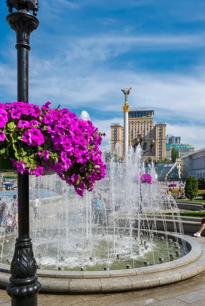 Fontaines sur la place de l'Indépendance Maidan Nezalezhnosti lors d'une journée ensoleillée à Kiev, capitale de l'Ukraine — Photo