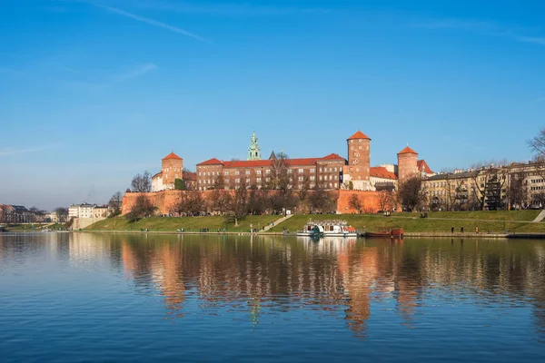 Castillo de Wawel a orillas del río Vístula en Cracovia — Foto de Stock