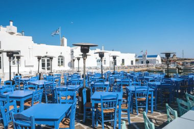Paros adasında Naoussa şehir limanında rahat açık hava kafe, Yunanistan