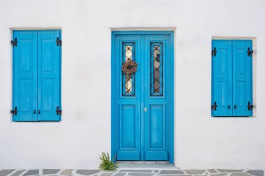 Paros adasında geleneksel mavi kapı ile Beyaz saray cephe, Kiklad