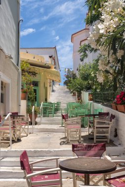 Andros adasında Chora kasabasında rahat açık hava kafeleri, Kiklad