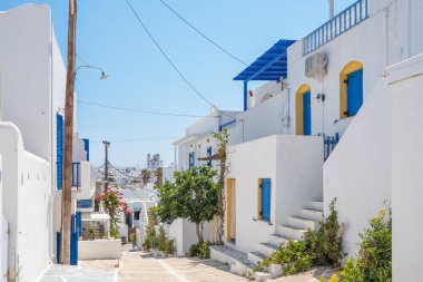 Naoussa, Paros adası, Kiklad eski kasabasında güzel bir beyaz sokak görünümü