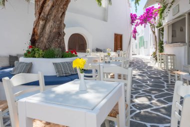 Paros adasında Naoussa kasabasında Rahat açık hava kafe, Yunanistan