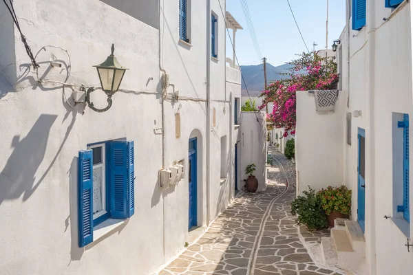 Vista de una típica calle estrecha en el casco antiguo de Naoussa, isla de Paros, Ciclades —  Fotos de Stock