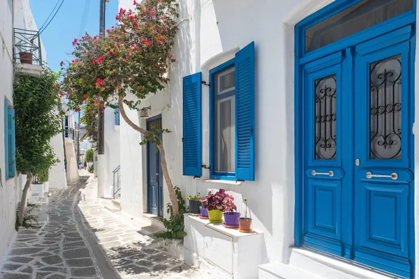 Vista de uma rua estreita típica na cidade velha de Naoussa, ilha de Paros, Cíclades — Fotografia de Stock