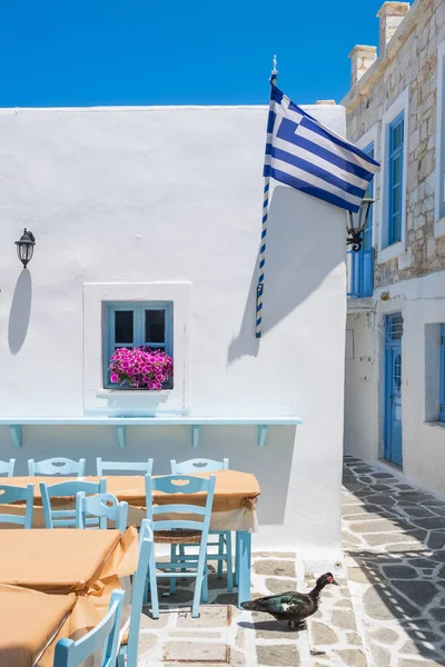 パロス島のナウサの町にある居心地の良い屋外カフェ、ギリシャ — ストック写真