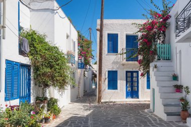 Eski şehir Naoussa, Paros Adası, Cyclades tipik bir dar sokakta görünümünü