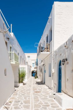 Eski şehir Naoussa, Paros Adası, Cyclades tipik bir dar sokakta görünümünü