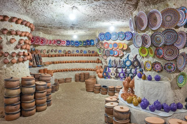 Turco vasos de cerâmica tradicionais e frascos em loja de cerâmica subterrânea localizada em Avanos, Capadócia — Fotografia de Stock